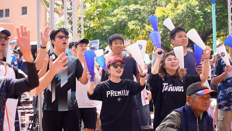 0_中華隊經典賽奪首勝 黃敏惠市長與球迷一齊歡呼 (6)