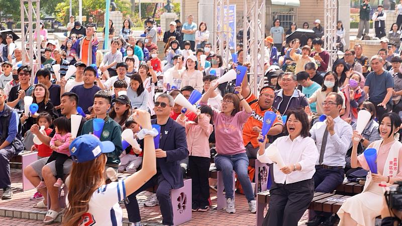 0_中華隊經典賽奪首勝 黃敏惠市長與球迷一齊歡呼 (3)