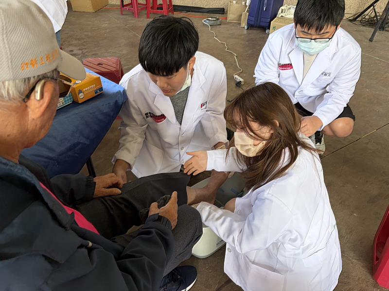 民眾體驗中臺科大醫放系提供的腳跟骨骨密度檢測