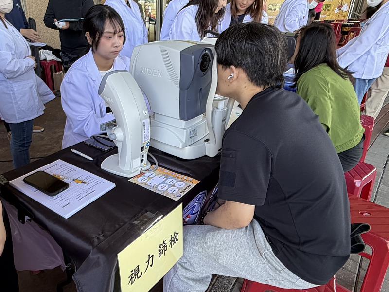 中臺科大視光系學生為民眾做視力檢測