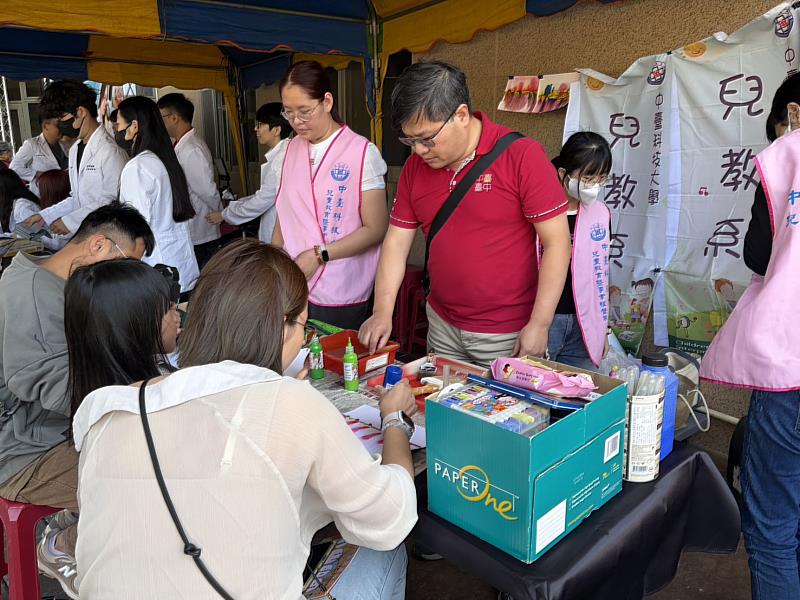 中臺科大兒教系「顏色魔法實驗室」趣味體驗區帶領民眾了解繽紛色彩的變化