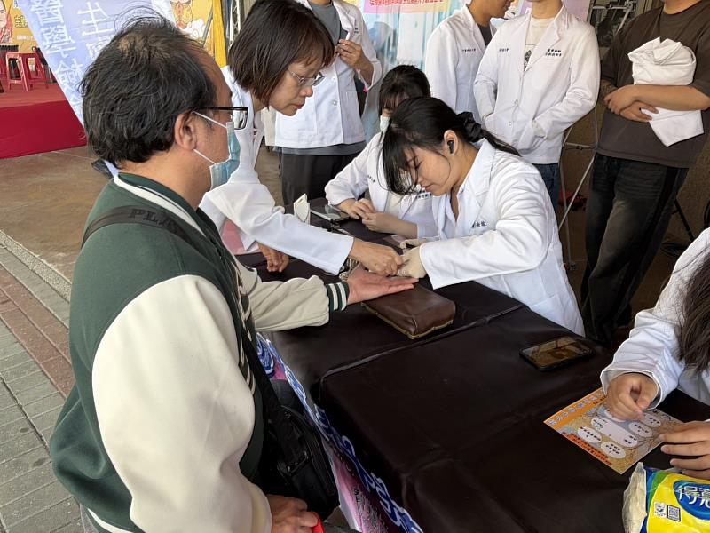 中臺科大醫檢系學生提供血糖檢測健康服務