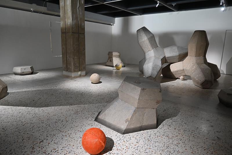 廖昭豪的創作從「地景工事」出發，關注工程結構與權力符號如何形塑大眾對空間與重量的理解