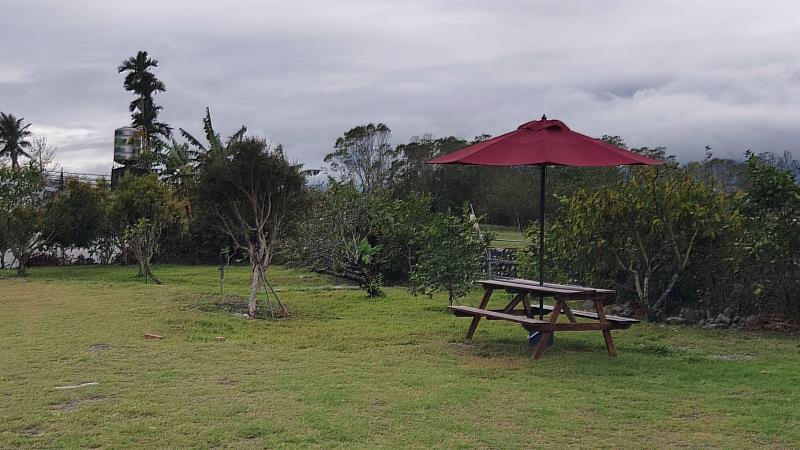 推動露營場合法化！臺東縣政府頒發露營場合法登記牌面