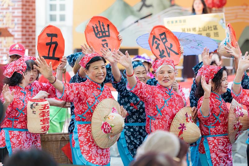 圖4 踩街遊行隊伍表演（照片來源：總統府提供）