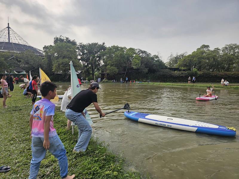 圖4 六堆文化園區懷舊體驗客庄田園童時樂趣,民眾與藝人接力完成SUP賽事
