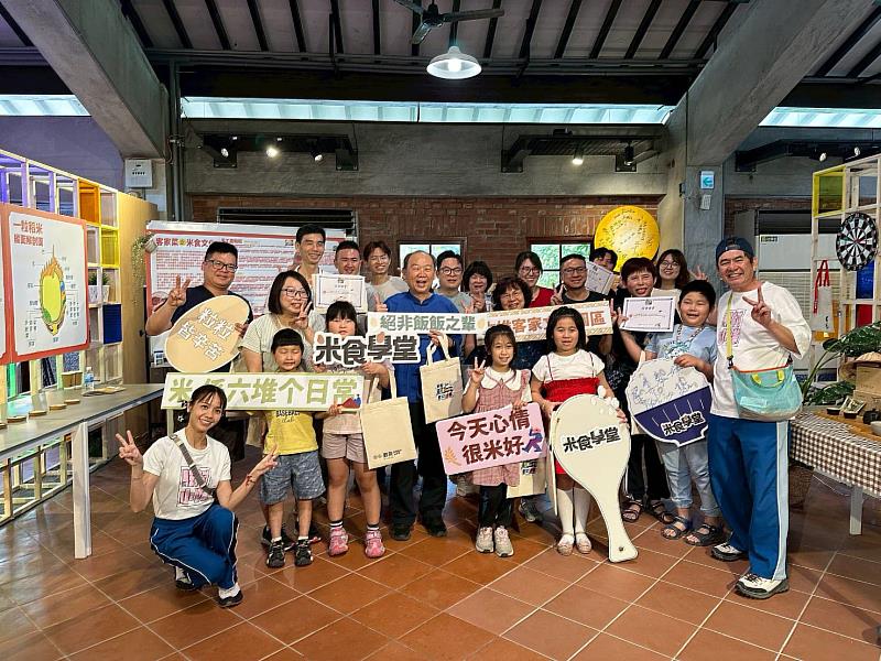 圖2 六堆文化園區懷舊體驗客庄田園童時樂趣，民眾認識農村米食文化