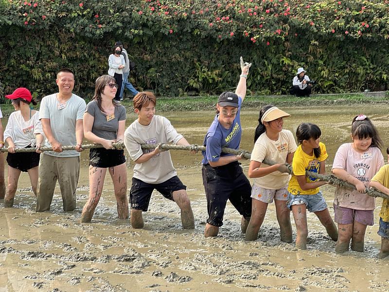 圖5 六堆文化園區懷舊體驗客庄田園童時樂趣,民眾與藝人共同體驗「挷大索」(拔河)