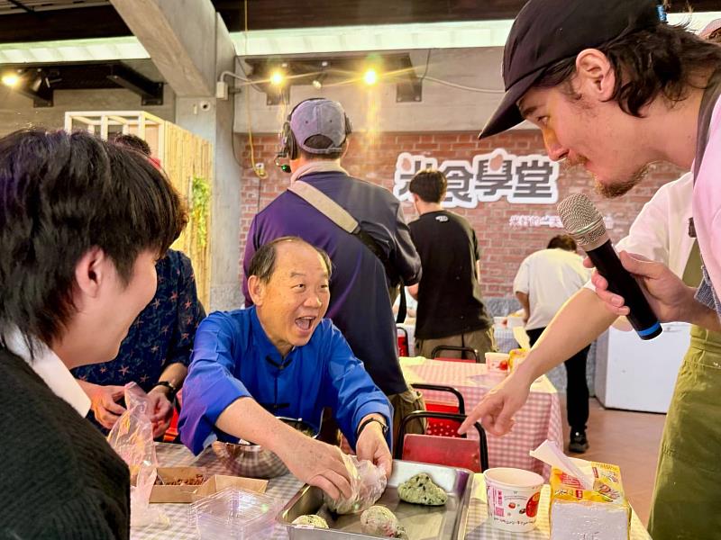 圖1 六堆文化園區懷舊體驗客庄田園童時樂趣,謝勝信主任與周厚安帶領民眾認識農村米食文化
