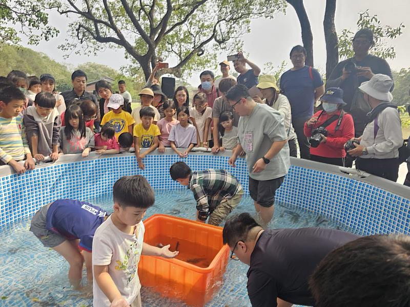 圖3 六堆文化園區懷舊體驗客庄田園童時樂趣，民眾與「愛客樂」樂團體驗捉湖鰍仔(捉泥鰍)