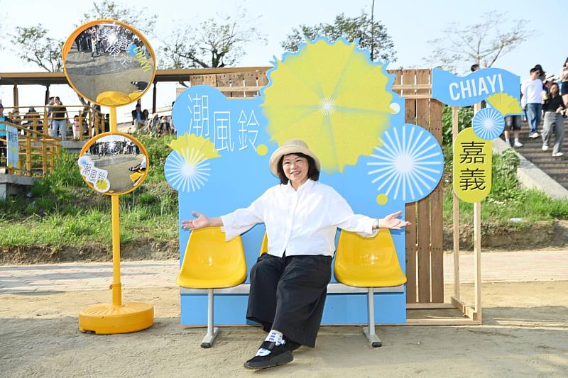 0_潮風鈴黃花瘋音樂市集滿滿人潮與樂迷 (1)