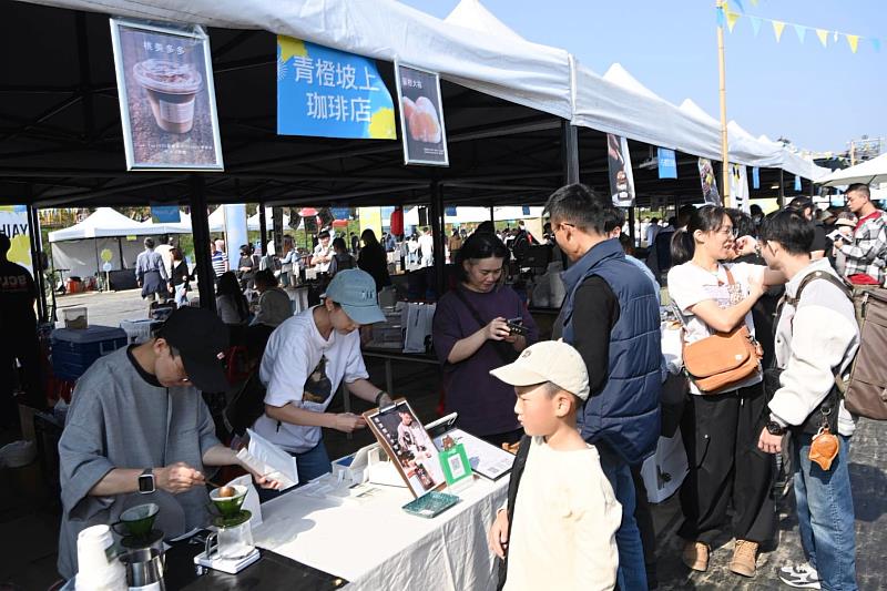 0_潮風鈴黃花瘋音樂市集滿滿人潮與樂迷 (3)