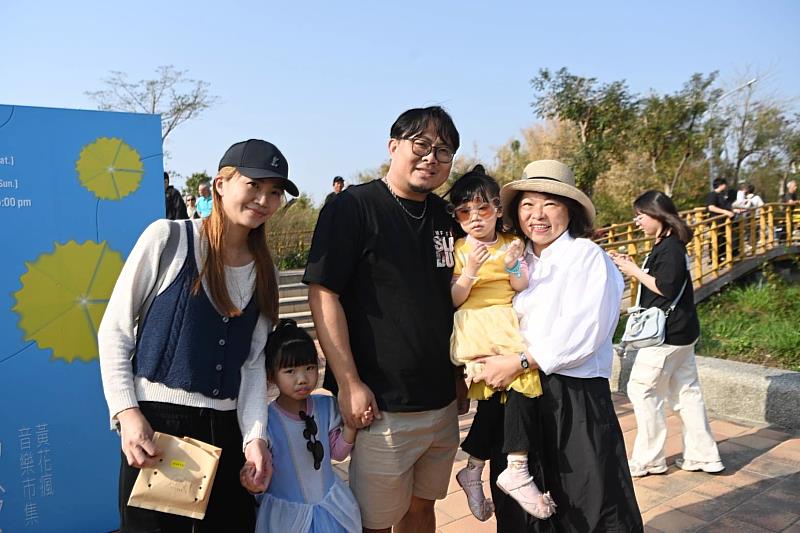 0_潮風鈴黃花瘋音樂市集滿滿人潮與樂迷 (5)