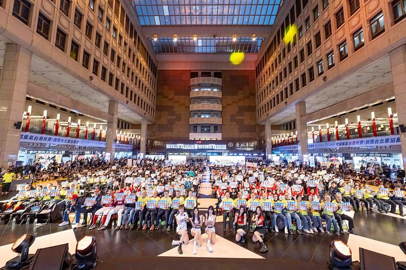 WBC世界棒球經典賽熱潮席捲全台，中華電信打造應援主場，球迷齊聚北車力挺中華隊。