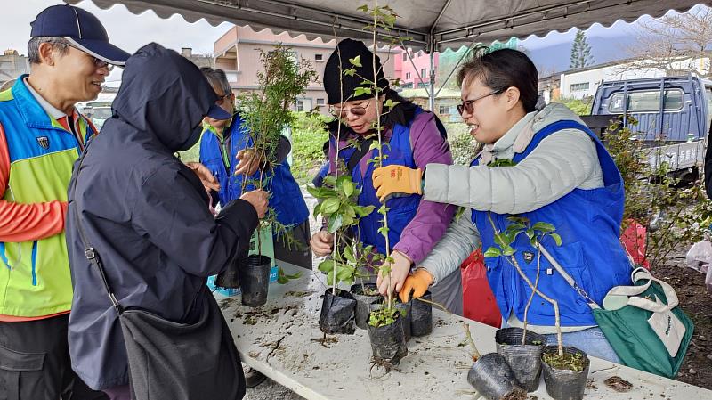 林業保育署花蓮分署新城工作站與新城鄉公所於3月7日舉辦「植樹造林及贈苗活動」