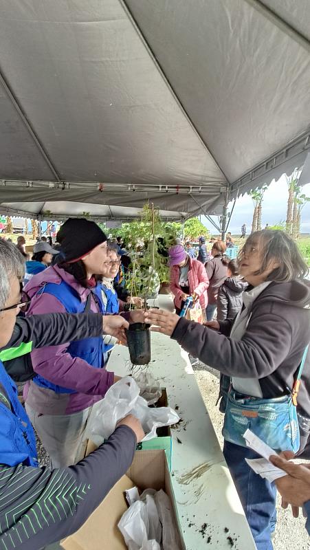 林業保育署花蓮分署新城工作站與新城鄉公所於3月7日舉辦「植樹造林及贈苗活動」