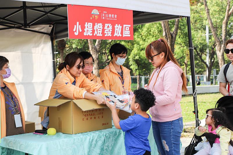 2026台灣燈會小提燈「喔熊馬抵嘉」每日下午3點限量發放-5