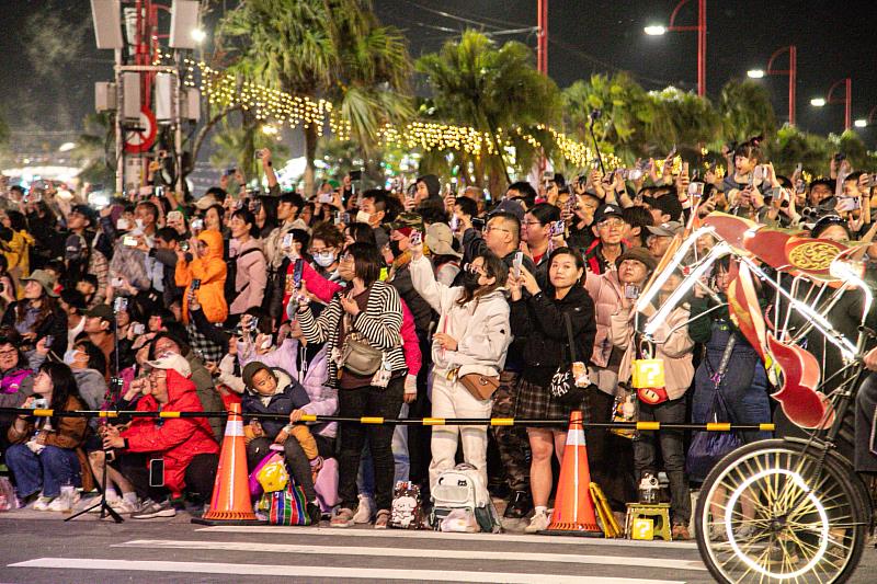 台灣燈會單日賞燈突破200萬人次　縣府感謝遊客配合並持續精進疏運-2