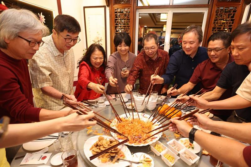 賓客齊聚共「撈生」，象徵新的一年事業興旺、好運連連，吉祥如意。