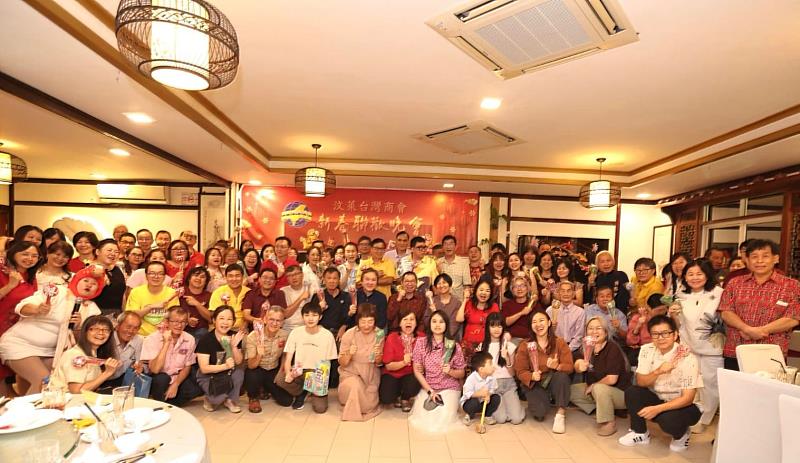 參與汶萊臺灣商會新春聯歡晚會眾人合影