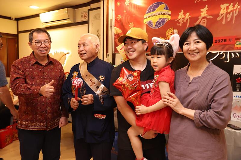 蕭大使伉儷頒發當晚最佳造型獎