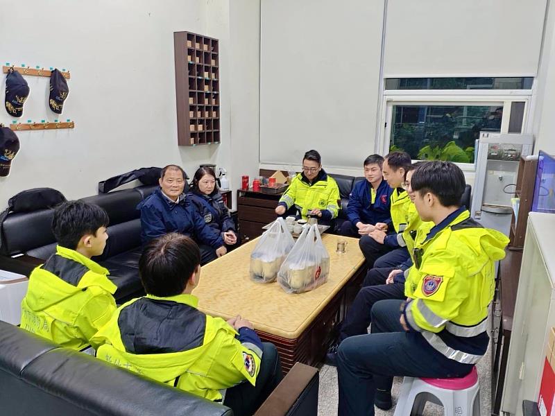 義消夥伴康復後親至明湖分隊感謝出勤同仁。