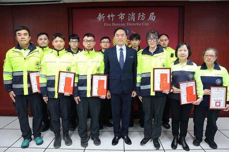 消防局長李世恭頒發感謝狀,感謝同仁辛勞並致上最誠摯的敬意。