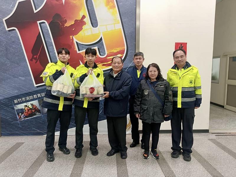 義消夥伴康復後親至明湖分隊感謝出勤同仁。