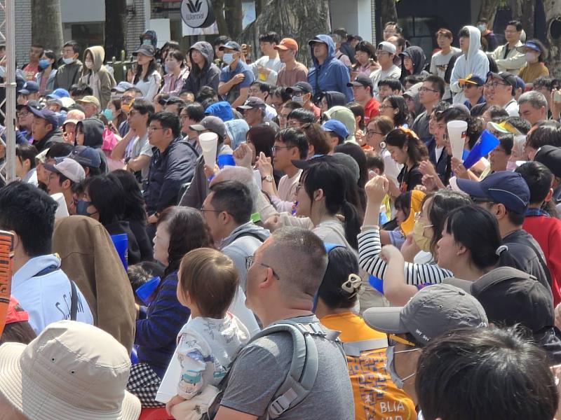 0_中正公園擠進球迷觀賞WBC經典賽 (2)