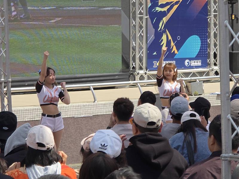 0_中正公園擠進球迷觀賞WBC經典賽 (3)