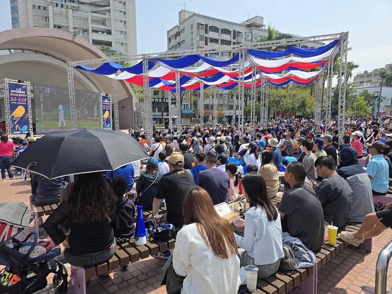 0_中正公園擠進球迷觀賞WBC經典賽 (1)