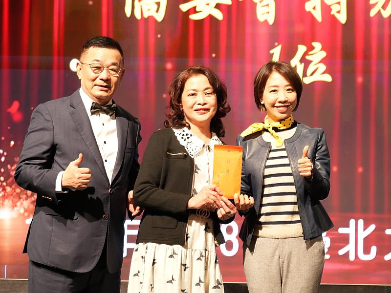 李姸慧（右）抽出摸彩獎品