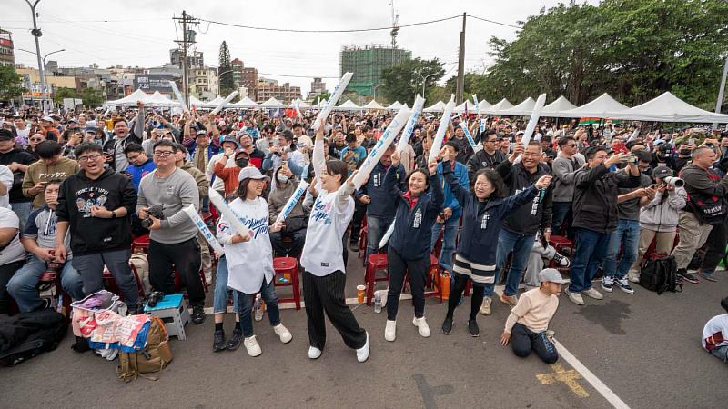 市長高虹安和球迷一起跳應援舞並歡呼。