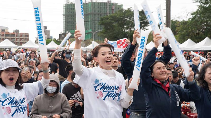 市長高虹安和球迷一起跳應援舞並歡呼。