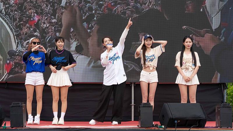 市長高虹安赴後站停車場與現場球迷一同應援中華隊。