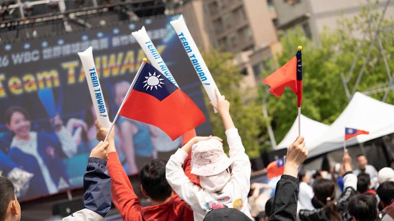 許多民眾到現場替中華隊加油。