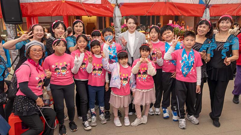 高市長與新竹市邱金墩客家童謠文化推廣協會師生合照。
