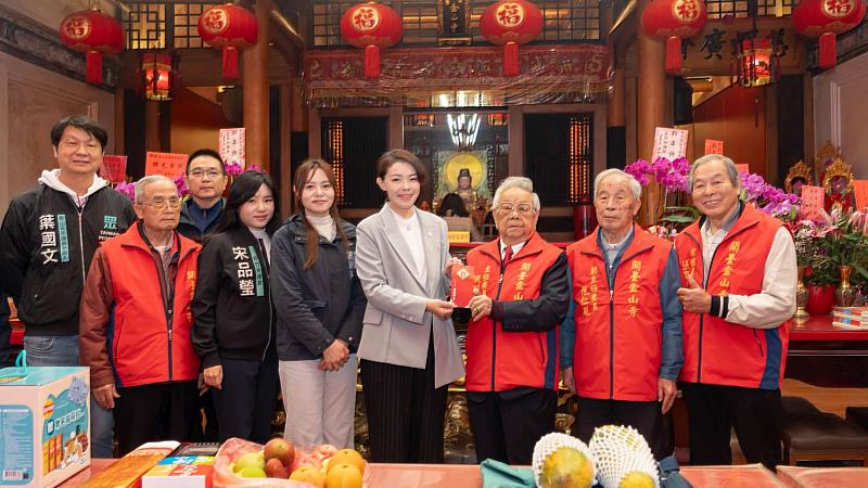 市長高虹安添香油錢予開臺金山寺主任委員饒圳榮。