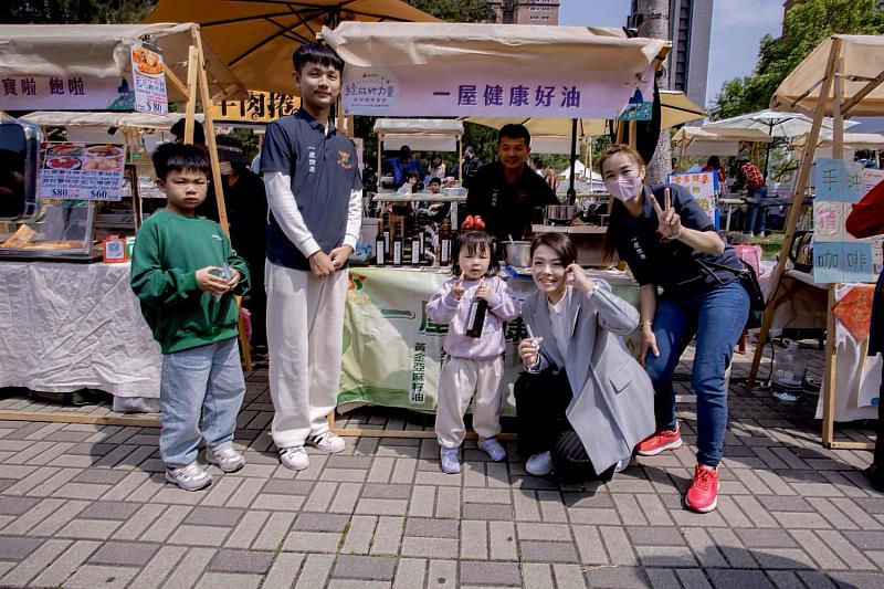 市長高虹安巡視攤位。