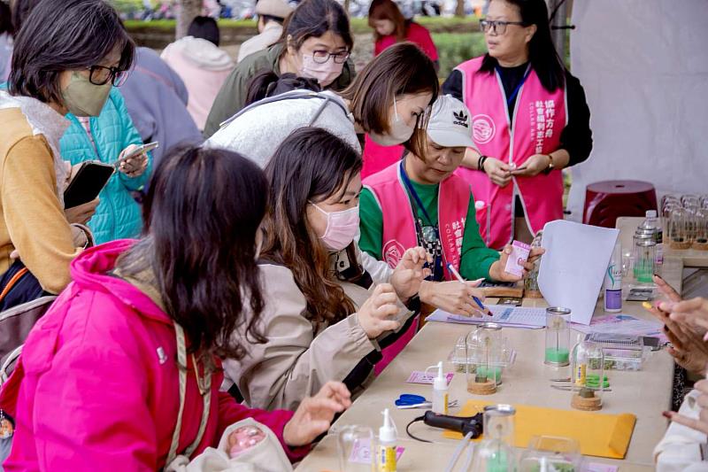 現場婦女參加美甲、永生花DIY活動。