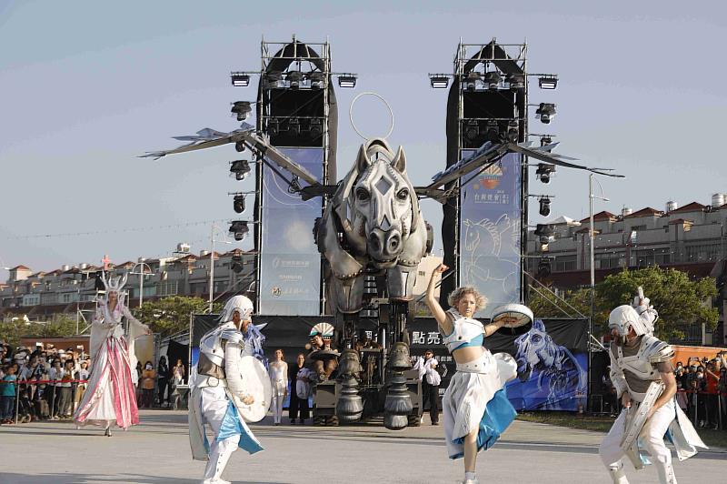 台灣燈會獨嘉亮相，法國「飛天白馬秀」搶先開箱