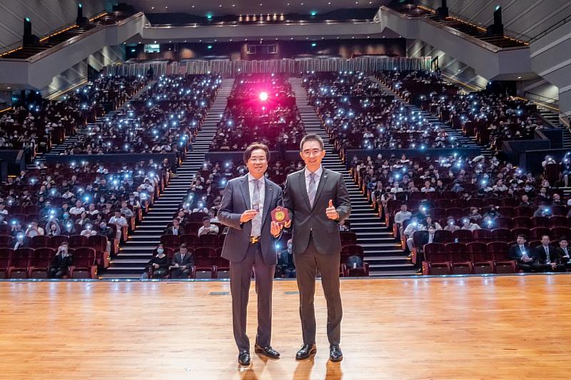 信義房屋台北東門店專案執行協理陳鼎元(左)面對2025年房市景氣冷淡,仍逆勢破了自己從業19年的業績紀錄,並奪下全公司業績TOP1。圖為去年他曾在公司月會接受董事長周耕宇表揚。