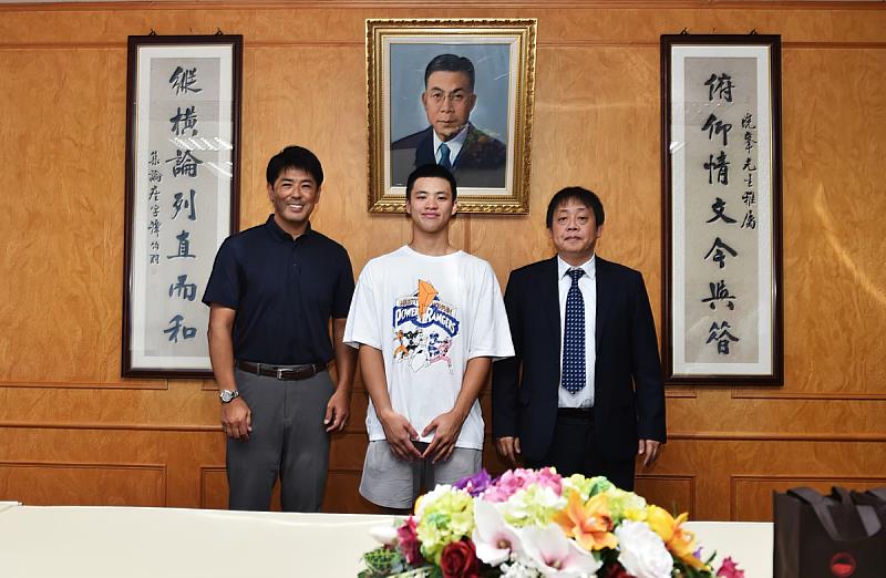 孫易磊在2026年第六屆世界棒球經典賽對戰韓國一役登板投球,主投1.2局送出2次三振,展現穩定壓制力,為中華隊守住關鍵局面。圖片為孫易磊前往效力於日本職棒北海道日本火腿鬥士,與文大校長王子奇(右)合影。