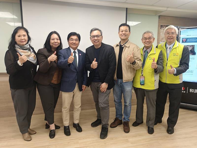 (由左至右)孫蒨如、涂喜敏、廖學茂、侯惠澤、簡志忠及西區扶輪社