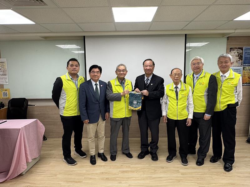張老師葛董事長(圖中著西裝)、廖主委(左二)與台北西區社