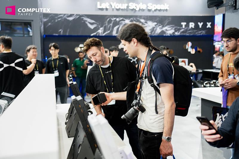COMPUTEX為全球指標AI和新創展覽，提供全球創業先鋒產業知識交流平臺，目前已開放預先登記參觀，立即搶占科技新趨勢。圖為2025展覽現場。（貿協提供）