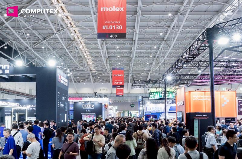 COMPUTEX展出內容涵蓋AI供應鏈、先進通訊、關鍵零組件及智慧解決方案等，完整呈現AI技術落地應用與產業發展趨勢，每年吸引破萬名國內外專業人士觀展，共同創造無限科技商機。圖為2025展覽現場。（貿協提供）