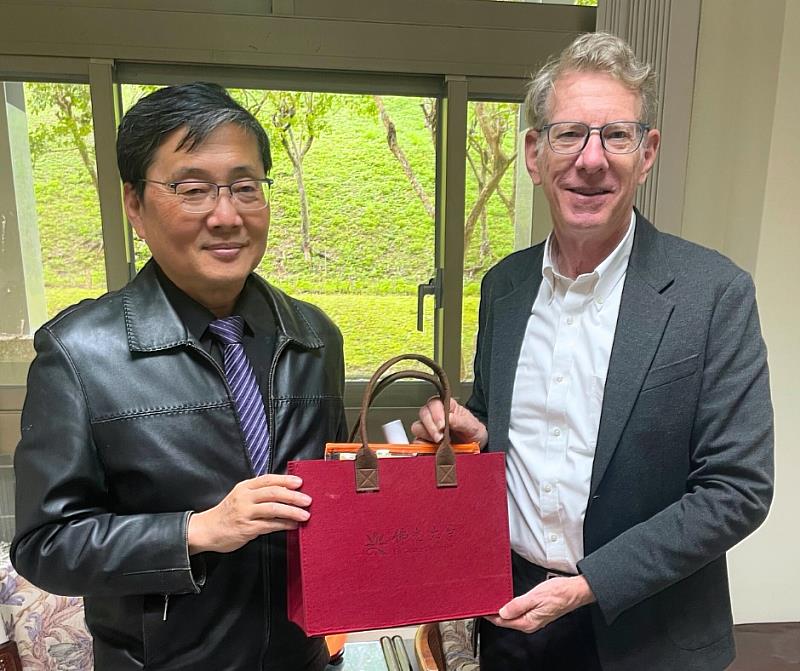 傅爾布萊特基金會那原道博士（右）與佛光大學校長趙涵㨗（左）合影。