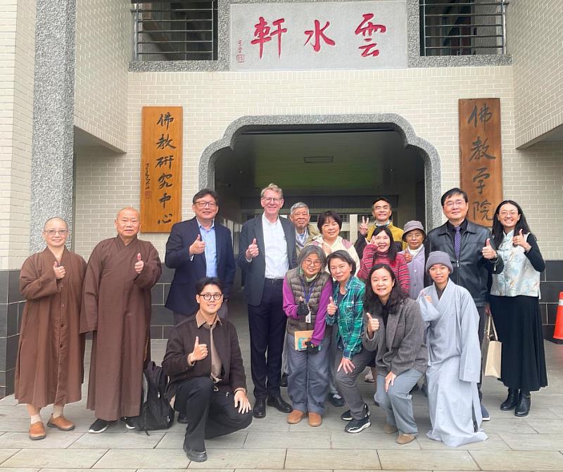 佛光大學校長趙涵捷領銜副校長馬遠榮、佛教學院夏允中院長等師長，與傅爾布萊特基金會那原道博士合影。