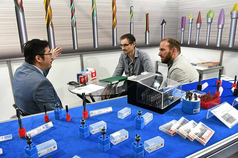 WOOD TAIWAN為亞洲木工機械與木產業指標展覽，涵蓋5大展區，包括機械設備、手工具及DIY、五金配件與板材、家具製造及木結構，以及智慧製造與AI解決方案。圖為2023展覽現場。（貿協提供）